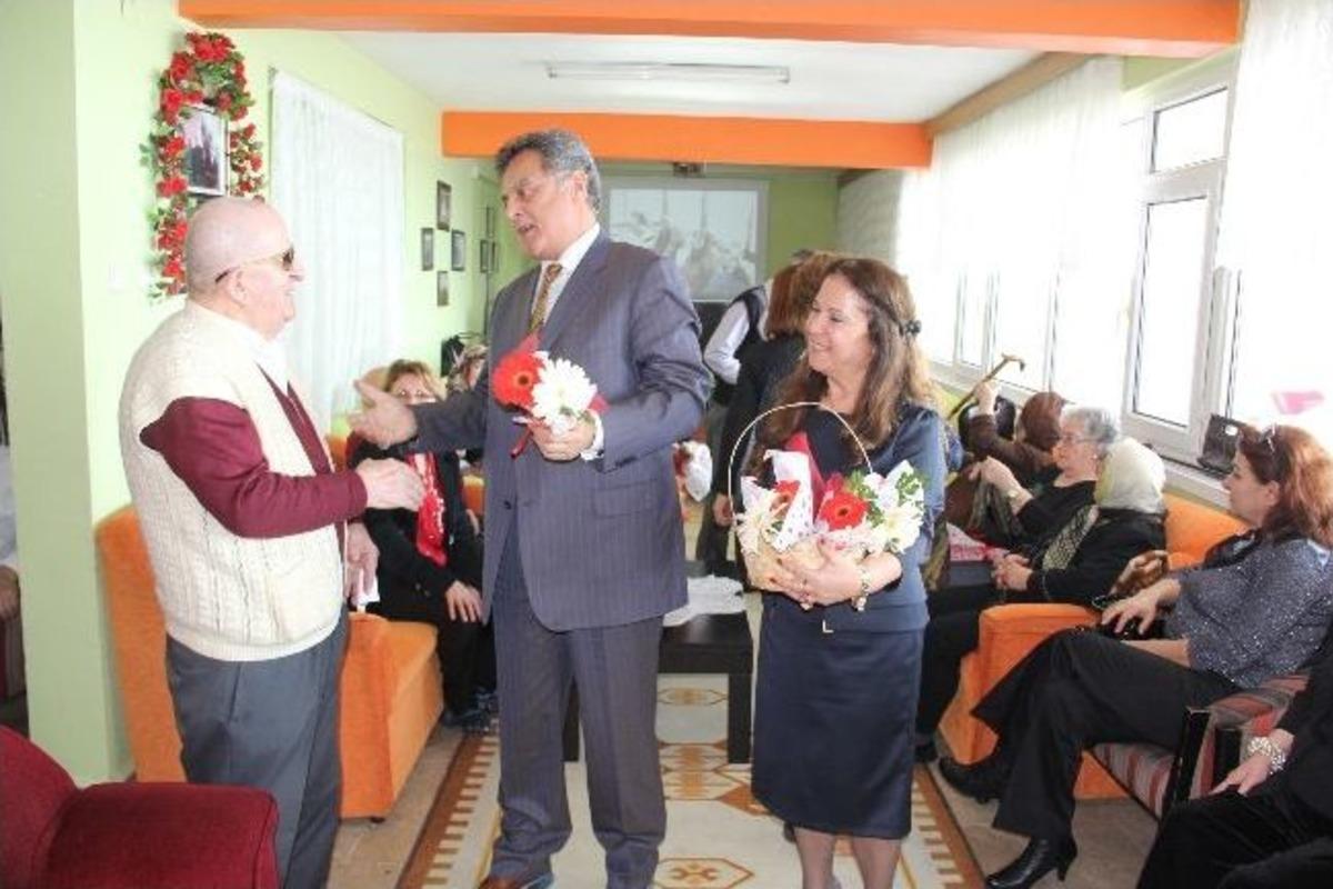 Huzurevinde Yaşlılar Haftası Kokteyli