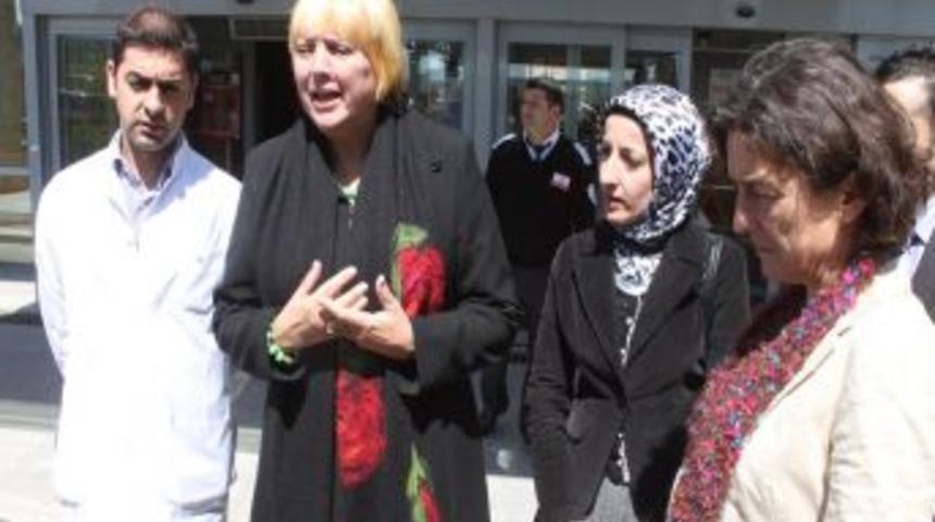 Claudia Roth Yaralı Polisi Hastanede Ziyaret Etti