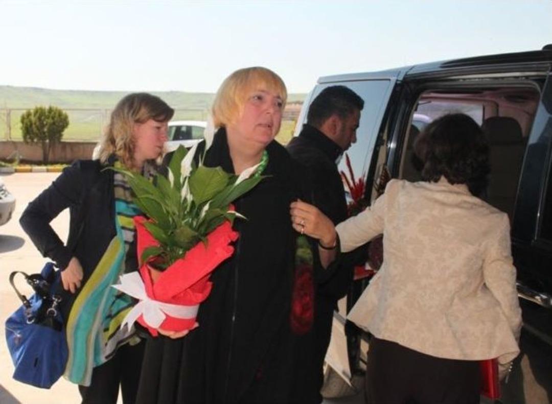 Alman Yeşiller Partisi Eşbaşkanı Claudia Roth, Yaralı Polisi Hastanede Ziyaret Etti