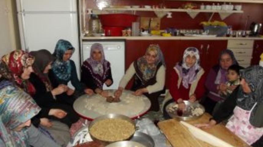 &Ouml;ğrenciler I&ccedil;in Mantı Yapıp Dolma Sarıyorlar