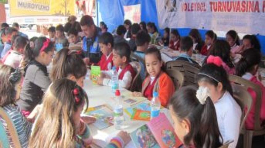 Polis Eliyle 5 Bin Kişi Kitap Okudu