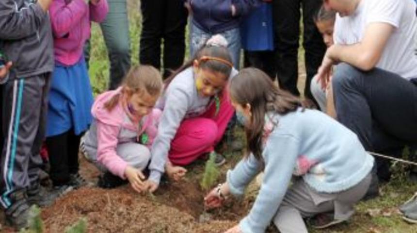 Fak&uuml;lte &Ouml;ğrencileri Minik Kardeşleriyle Fidan Dikti