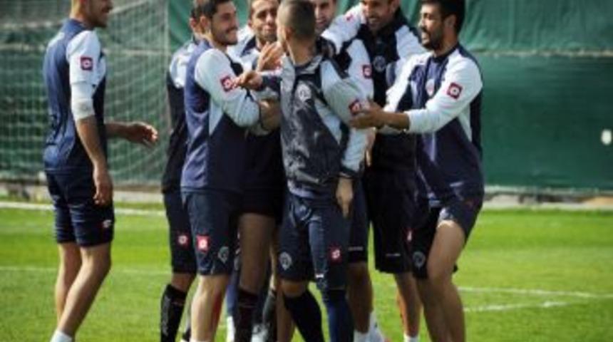 Kasımpaşa, &Ouml;nce &Ccedil;alıştı Sonra Kampa Girdi