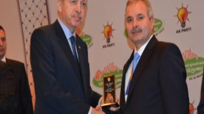 Başbakan'dan Başkan &Ouml;zgan&rsquo;a Birincilik &Ouml;d&uuml;l&uuml;