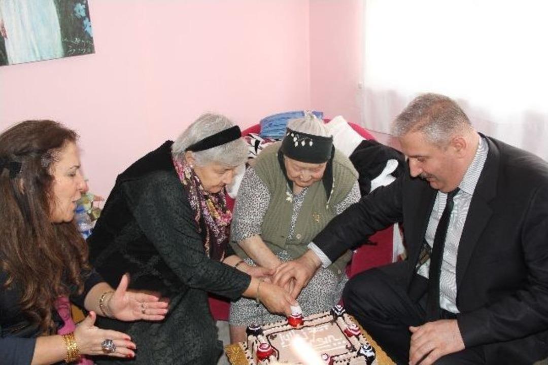 Huzurevinde Analı, Kızlı Doğum G&uuml;n&uuml; Kutlaması