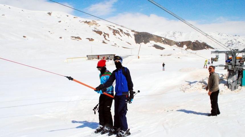 3 Metre Karla Kaplı Hakkari'de Mega B&uuml;tan'da Kayak Keyfi Devam Ediyor