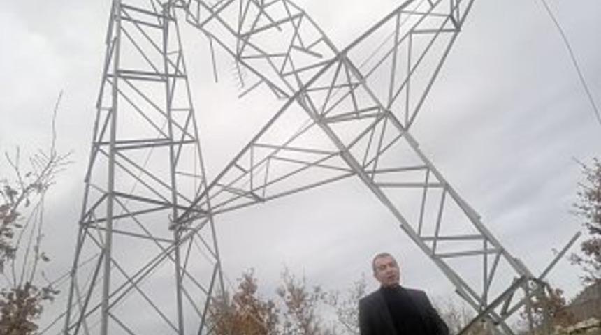 Sason&rsquo;da R&uuml;zgardan 100 Elektrik Direği Devrildi