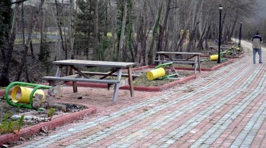 Psikolojisi Bozuldu &Ccedil;&ouml;p Tenekelerini Yıktı