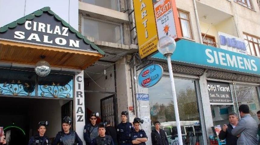 Eylem Yapan İş&ccedil;iler, Ak Parti Binasına Siyah &Ccedil;elenk Bıraktı