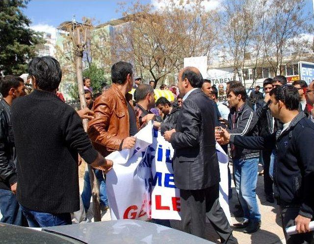 Eylem Yapan İşçiler, Ak Parti Binasına Siyah Çelenk Bıraktı