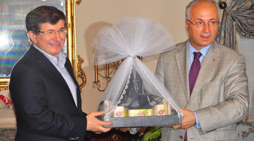 Bakan Davutoğlu, Vali Daş&ouml;z'&uuml; Ziyaret Etti