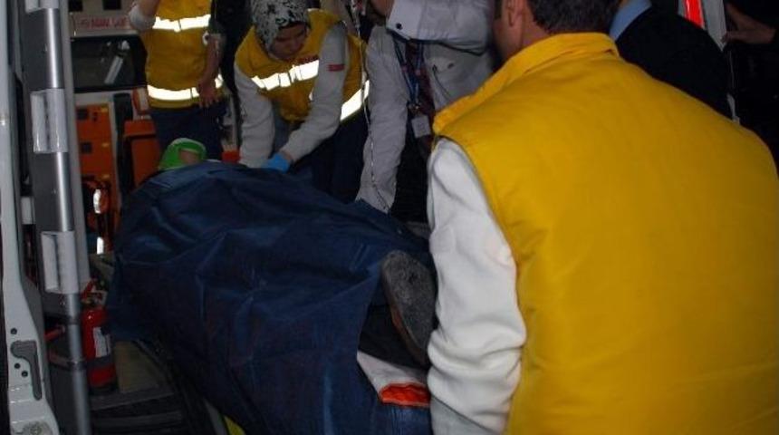 Otomobil İle Minib&uuml;s &Ccedil;arpıştı: 5 Polis Yaralı