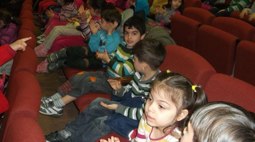 Minik &Ccedil;ocuklar Tiyatro Izledi