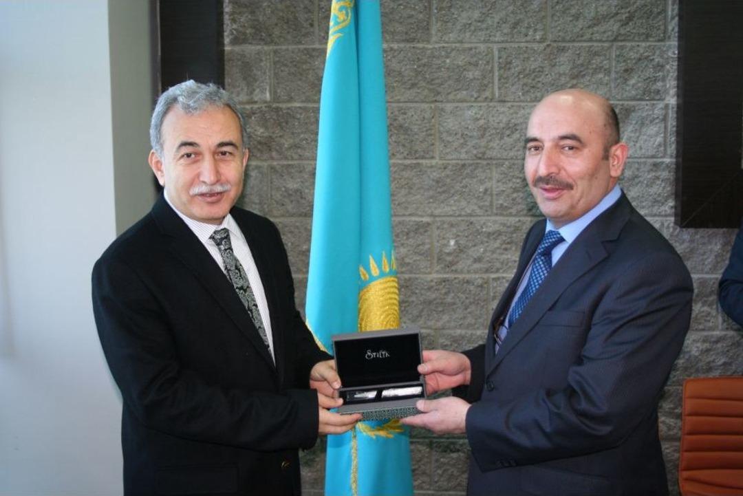 Sakaryalı Işadamları Kazakistan&rsquo;daki T&uuml;rk &Uuml;niversitesine Hayran Kaldı