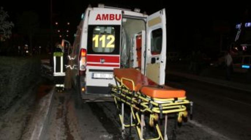 Yaralı Taşıyan Ambulansla Otomobil &Ccedil;arpıştı: 1 &Ouml;l&uuml;, 3 Yaralı