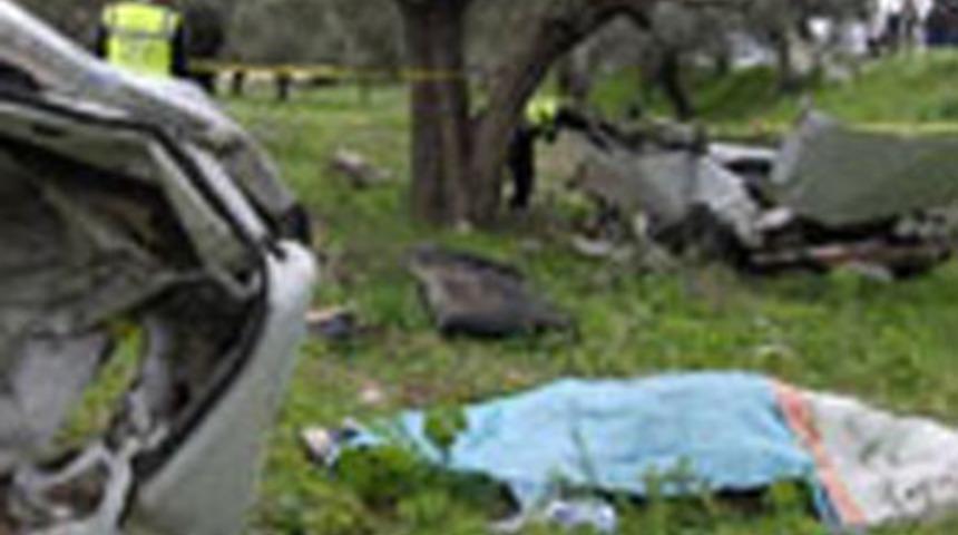 İkiye b&ouml;l&uuml;nen otomobilde can verdi