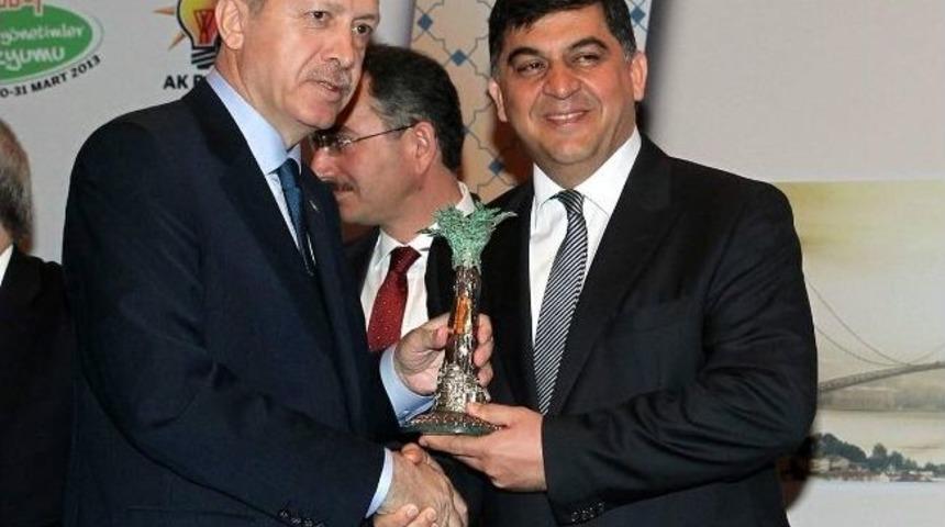 Başkan Fadıloğlu &Ouml;d&uuml;l&uuml;n&uuml; Başbakan Erdoğan&rsquo;ın Elinden Aldı