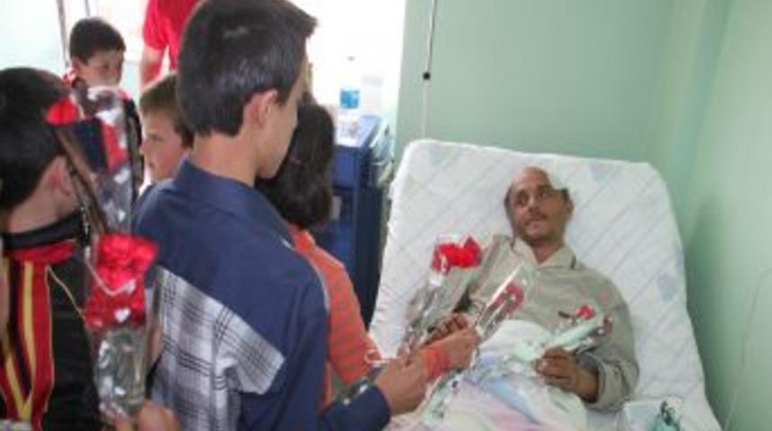 Kazazede &Ouml;ğrenciler, TIR S&uuml;r&uuml;c&uuml;s&uuml;n&uuml; Hastanede Ziyaret Etti