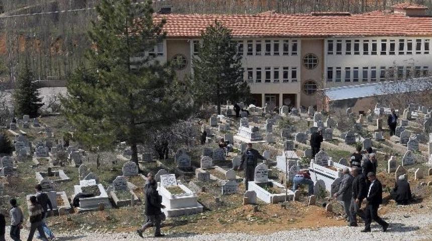 &Ccedil;elikhan Mezarlığı Yabani Otlardan Temizlendi