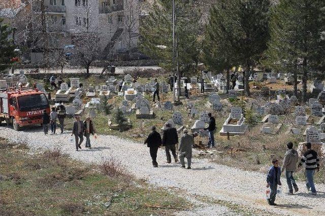&Ccedil;elikhan Mezarlığı Yabani Otlardan Temizlendi 1