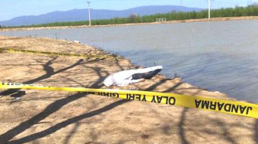 Ayağına taş bağlayıp g&ouml;lete atladı