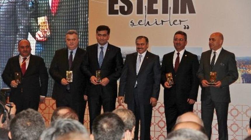 Erzurum'un Kent Meydanına Ak Parti &Ouml;d&uuml;l&uuml;
