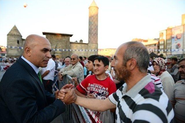 Erzurum un Kent Meydanına Ak Parti &Ouml;d&uuml;l&uuml; 2