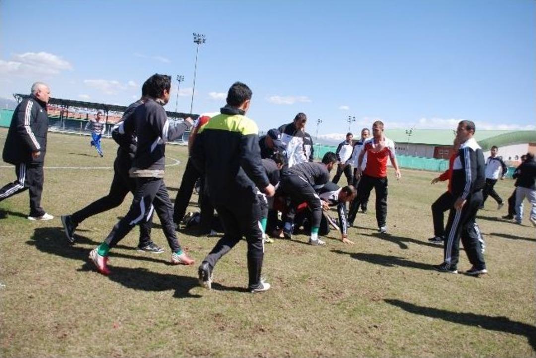 Yeşil Sahada Futbolcu Ve Taraftar Dehşeti