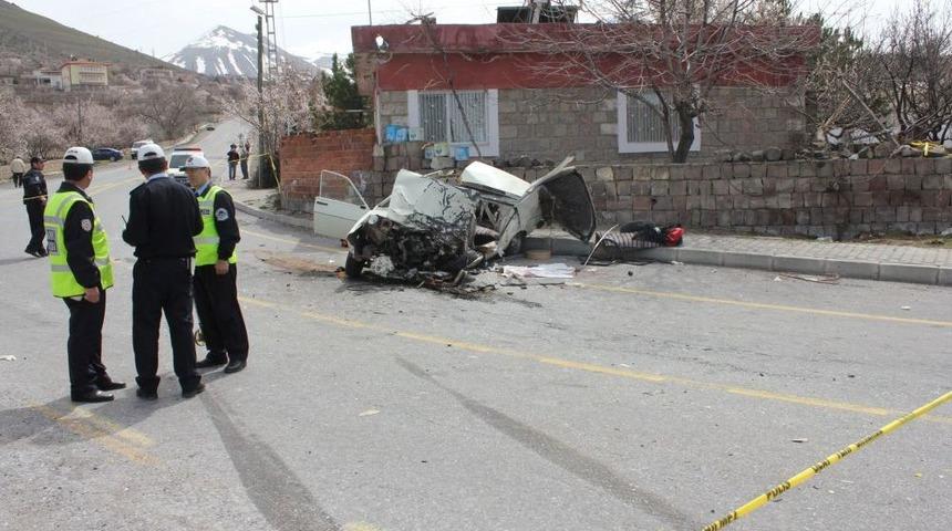 Minib&uuml;s Ile Otomobil &Ccedil;arpıştı: 1 &Ouml;l&uuml;, 7 Yaralı