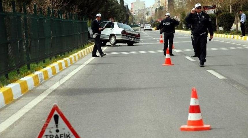 D&uuml;ğ&uuml;n Konvoyunda Otomobil Takla Attı: 10 Yaralı