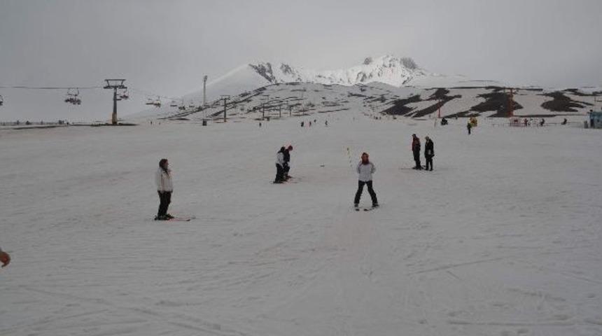 Forum Kayseri Avm&rsquo;den Kadınlara Kayak Jesti