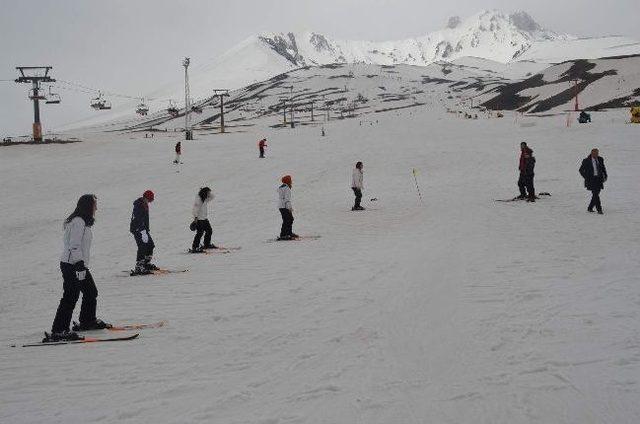 Forum Kayseri Avm’den Kadınlara Kayak Jesti