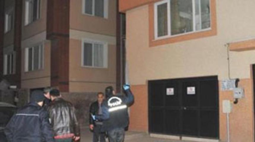 Evinin camı kıran adamı &ouml;ld&uuml;rd&uuml;