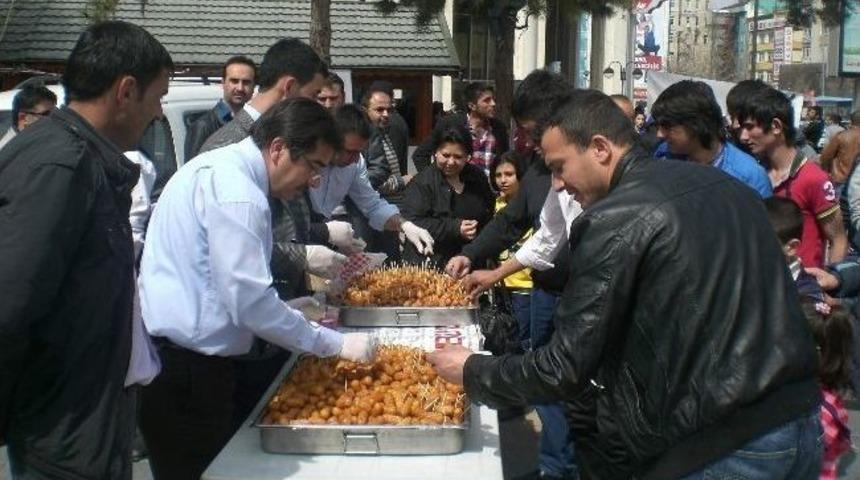 Muhsin Yazıcıoğlu İ&ccedil;in Tatlı Dağıtıldı