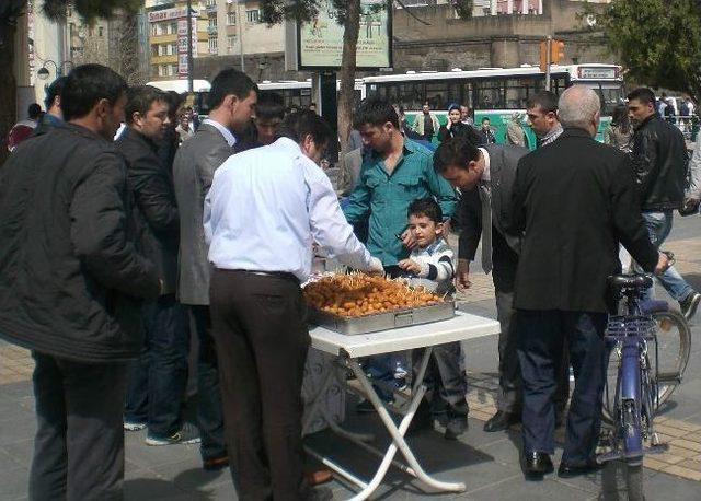 Muhsin Yazıcıoğlu İ&ccedil;in Tatlı Dağıtıldı 1