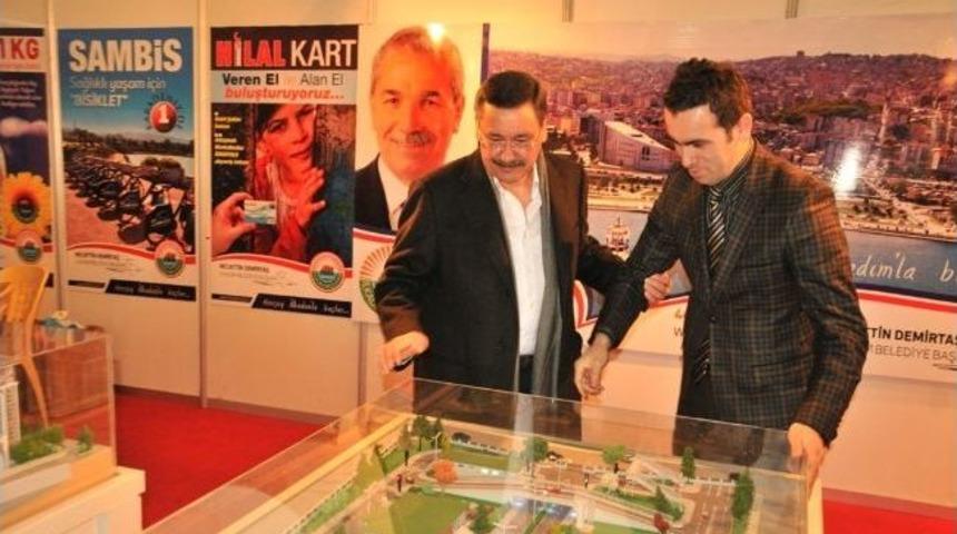Melih G&ouml;k&ccedil;ek, İlkadım Standını Ziyaret Etti