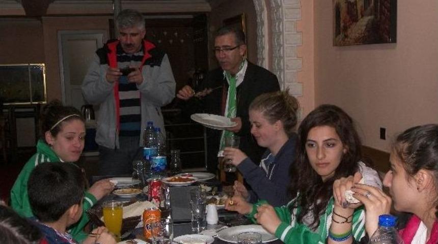 Narmanlılar Derneğinden Narmanspor Ve Gen&ccedil; Ankaralılar Bayan Buz Hokeyi Takımlarına Yemek