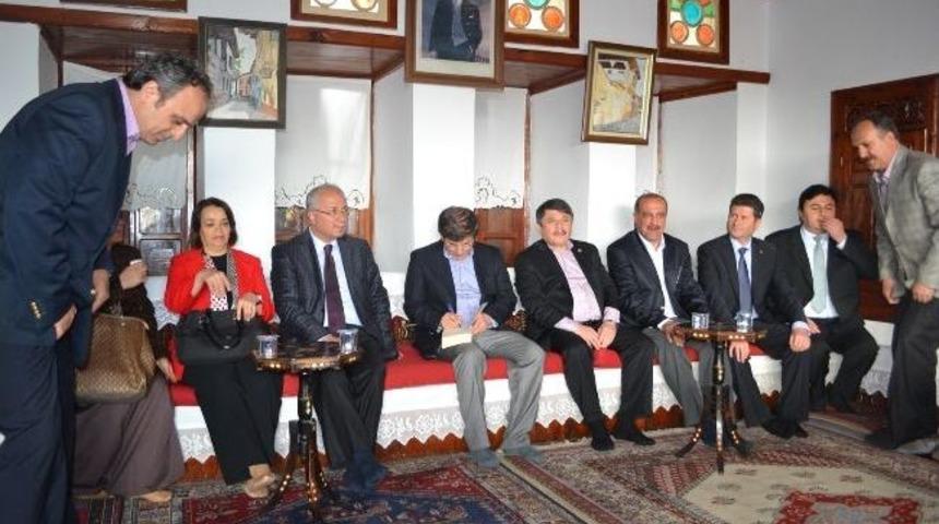 Dışişleri Bakanı Ahmet Davutoğlu Kula&rsquo;yı Ziyaret Etti