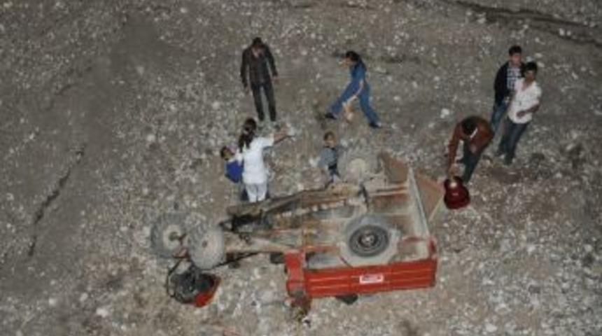 Tarım Aracı &Ccedil;ukura D&uuml;şt&uuml;: 9 Yaralı