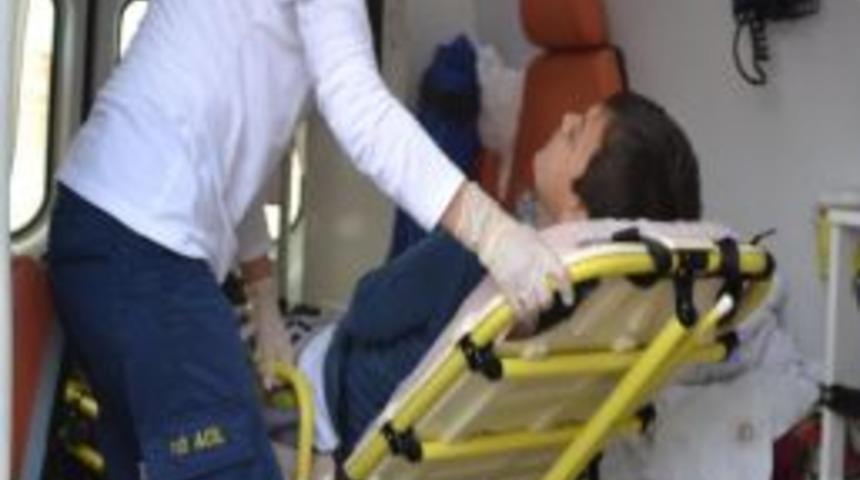 Motosiklet Elektrik Direğine &Ccedil;arptı: 2 Yaralı