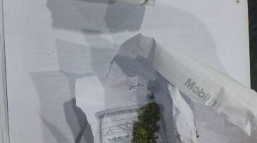 Polis Ş&uuml;pheli Şahısları Esrarla Yakaladı