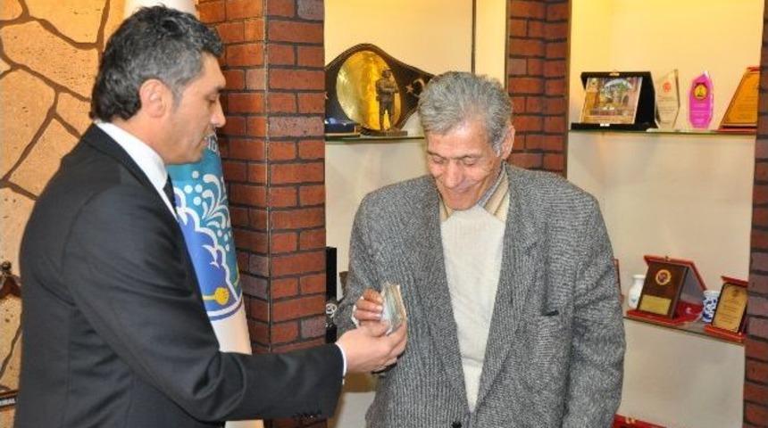 Yangın Enkazında Buldukları 5 Bin Lirayı Sahibine Verdiler