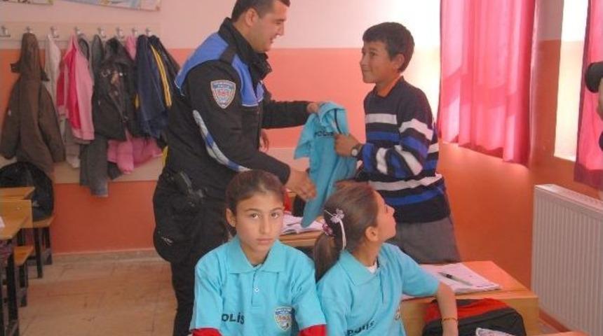 Siverek'te &Ouml;ğrencilere Tiş&ouml;rt Ve Ayakkabı Dağıtıldı