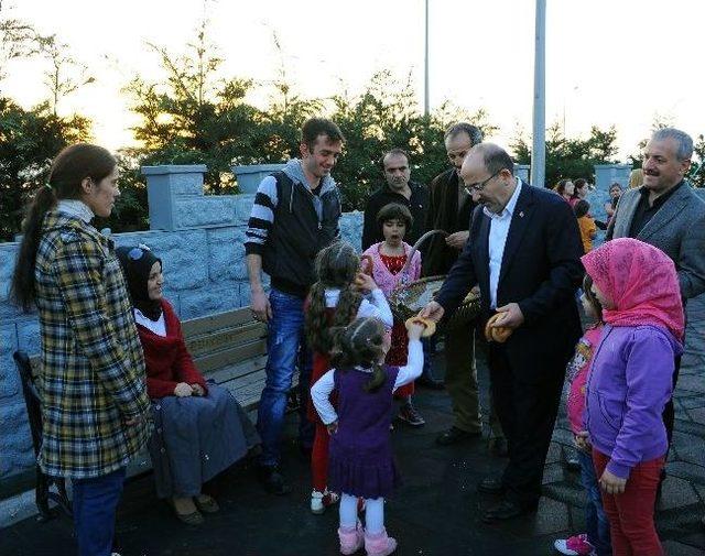 Başkan Çocukları Sevindirdi