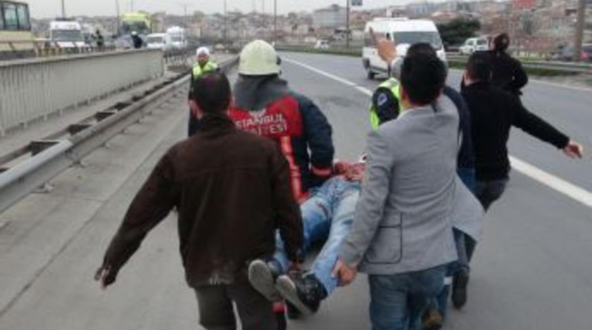 Emniyet Şeridindeki TIR'a &Ccedil;arptı