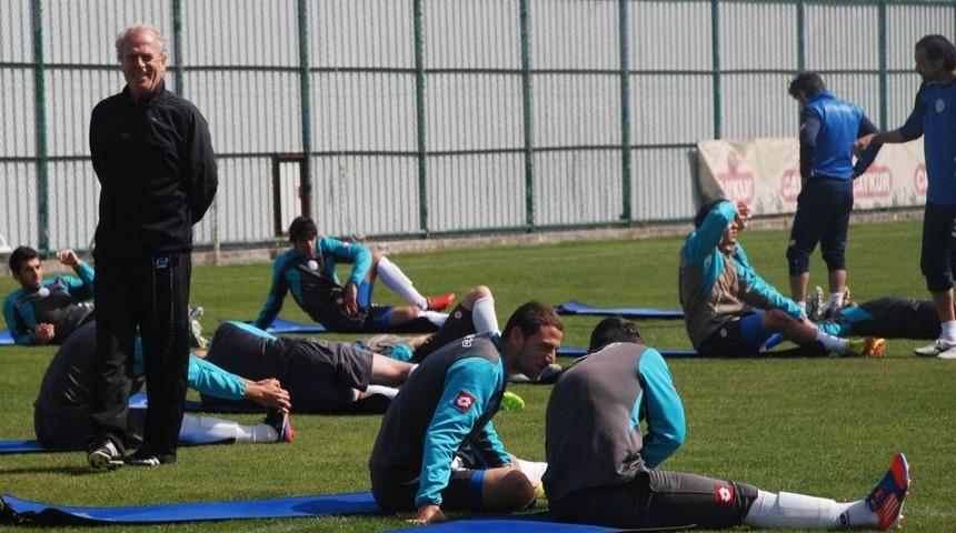 Mustafa Denizli, İzmir&rsquo;den Bir Takım S&uuml;per Lig&rsquo;e &Ccedil;ıksın Isterim