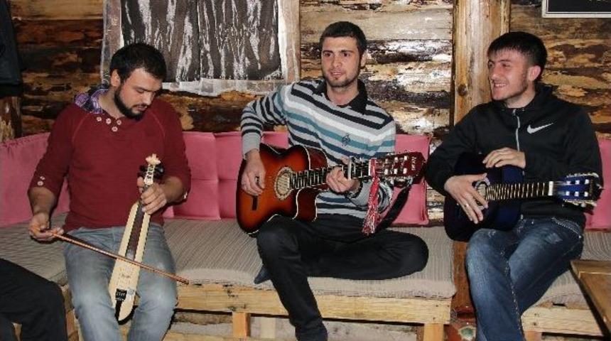 Kemen&ccedil;e İle İstiklal Marşı'nı &Ccedil;alıyorlar