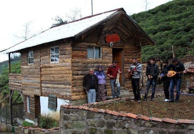 Kemen&ccedil;e İle İstiklal Marşı nı &Ccedil;alıyorlar 1