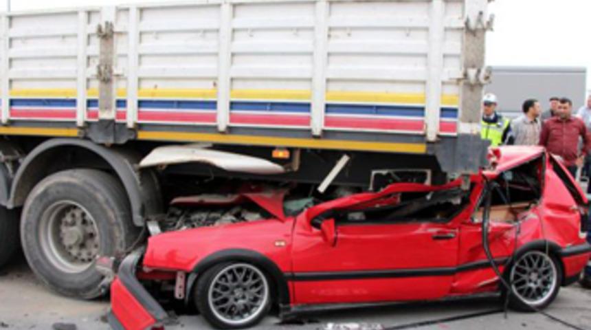 TEM'de otomobil TIR'ın altına girdi