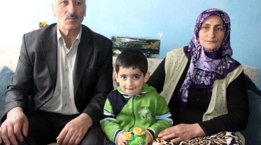 Emir Ve Zelal Anne Babasını Bekliyor